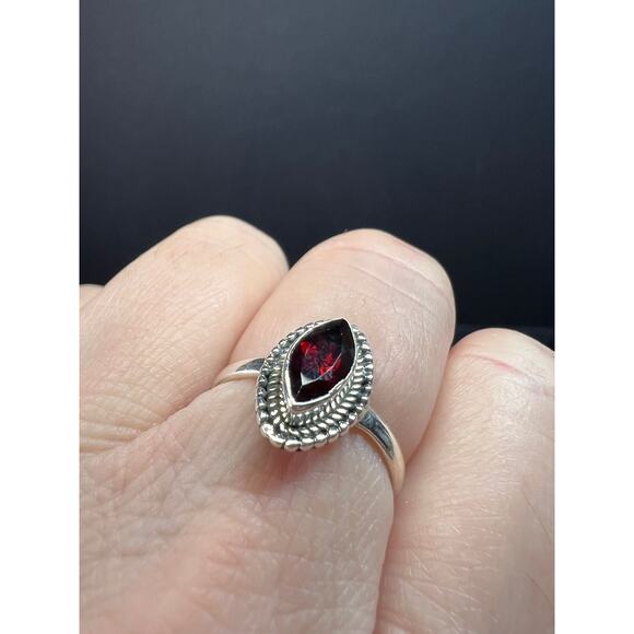 Red garnet marquise gemstone sterling silver ring size 8 - Picture 3 of 12